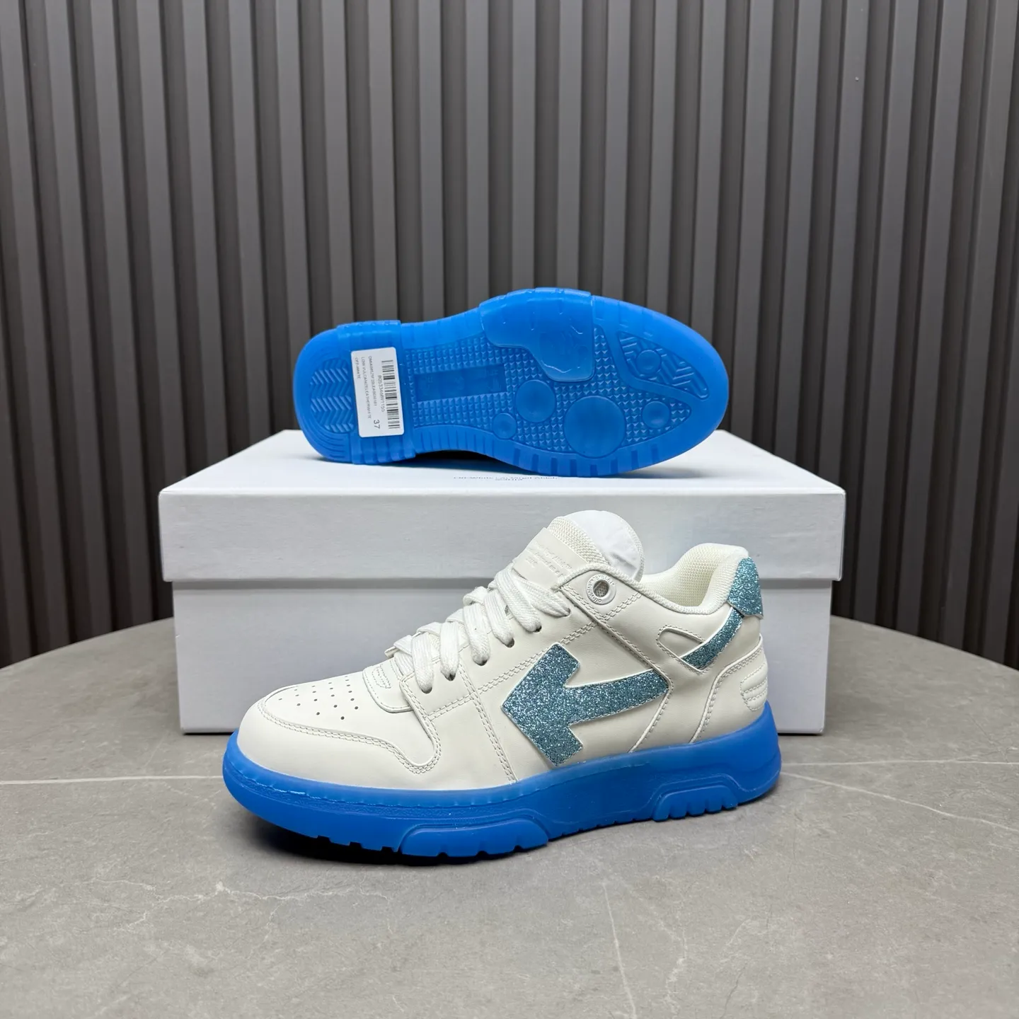 【off- white】P: 620💰Couple model👫, Size: 35-44 (Customized for men 38.45.46) High-quality version👊 "Out of office" series original molding, original lasting, production process 1:1 Original ➰OFF GRAY WHITE OW ➰ First-layer cowhide Imported skin-friendly and environmentally friendly polyester mesh Original molding high elastic and environmentally friendly molding pad Made with the original lasting process. The original molded rubber outsole (never yellows and deforms) has a super correct shape, bright color and strong three-dimensional effect👍. Packaging💯Full set of packaging synchronized with the official website (branded paper, certificate of quality, branded cloth bag)